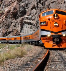 royal gorge train going through the canyon