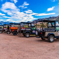 jeeps parked for a jeep tour